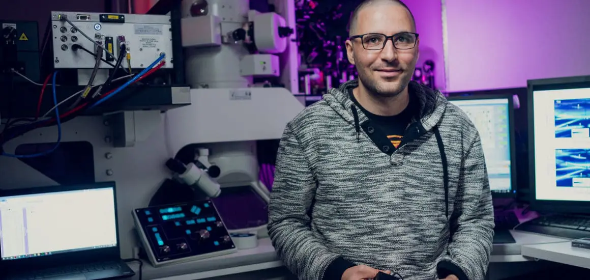 Research Engineer Raphael Dahan and quantum electron microscope