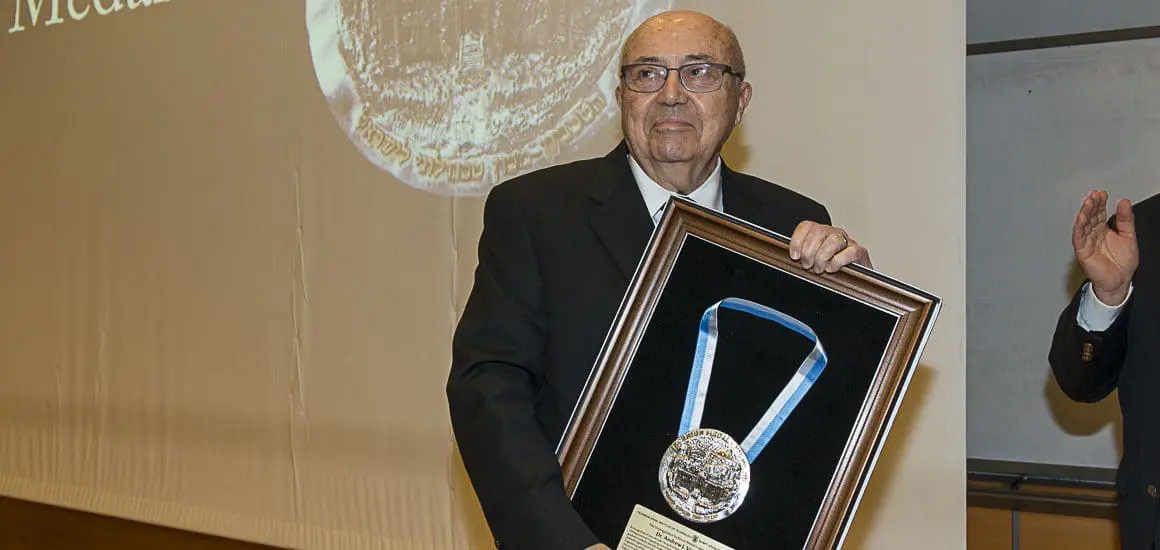 Dr. Andrew Viterbi receives Technion’s highest honor, Technion’s Distinguished Medal, during the festivities celebrating the dedication of the Andrew and Erna Viterbi Faculty of Electrical Engineering, December 8, 2015