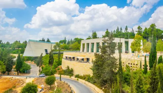 Yad Vashem Names Holocaust Survivors to Light Remembrance Day Torches