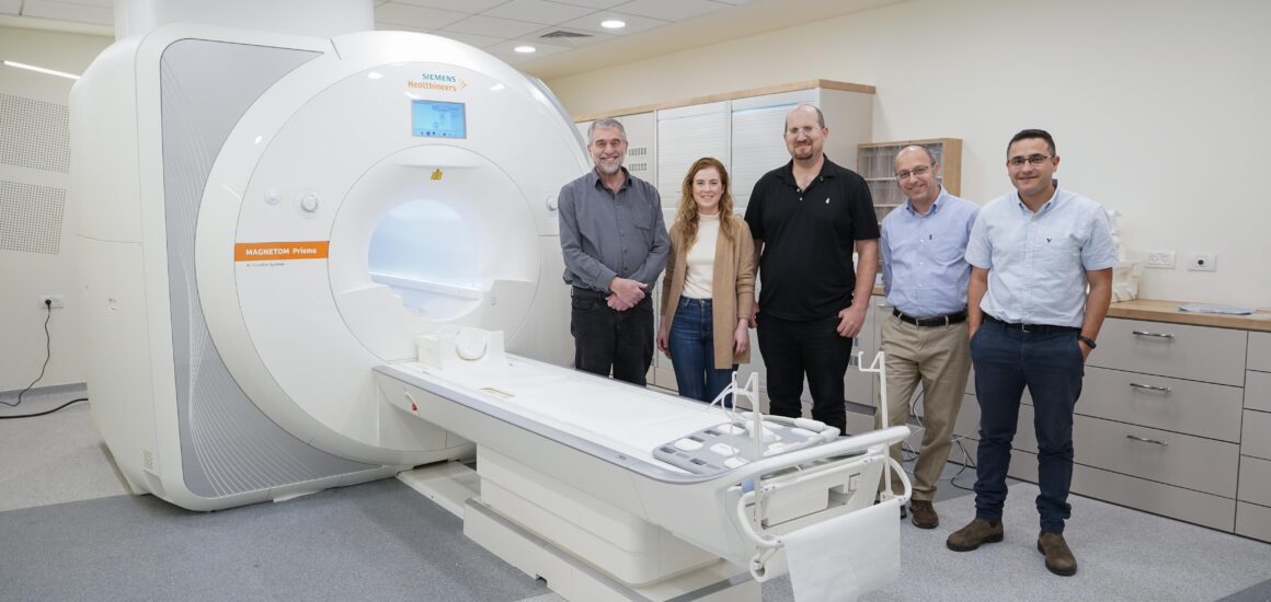 Donors standing in front of an MRI machine at Technion