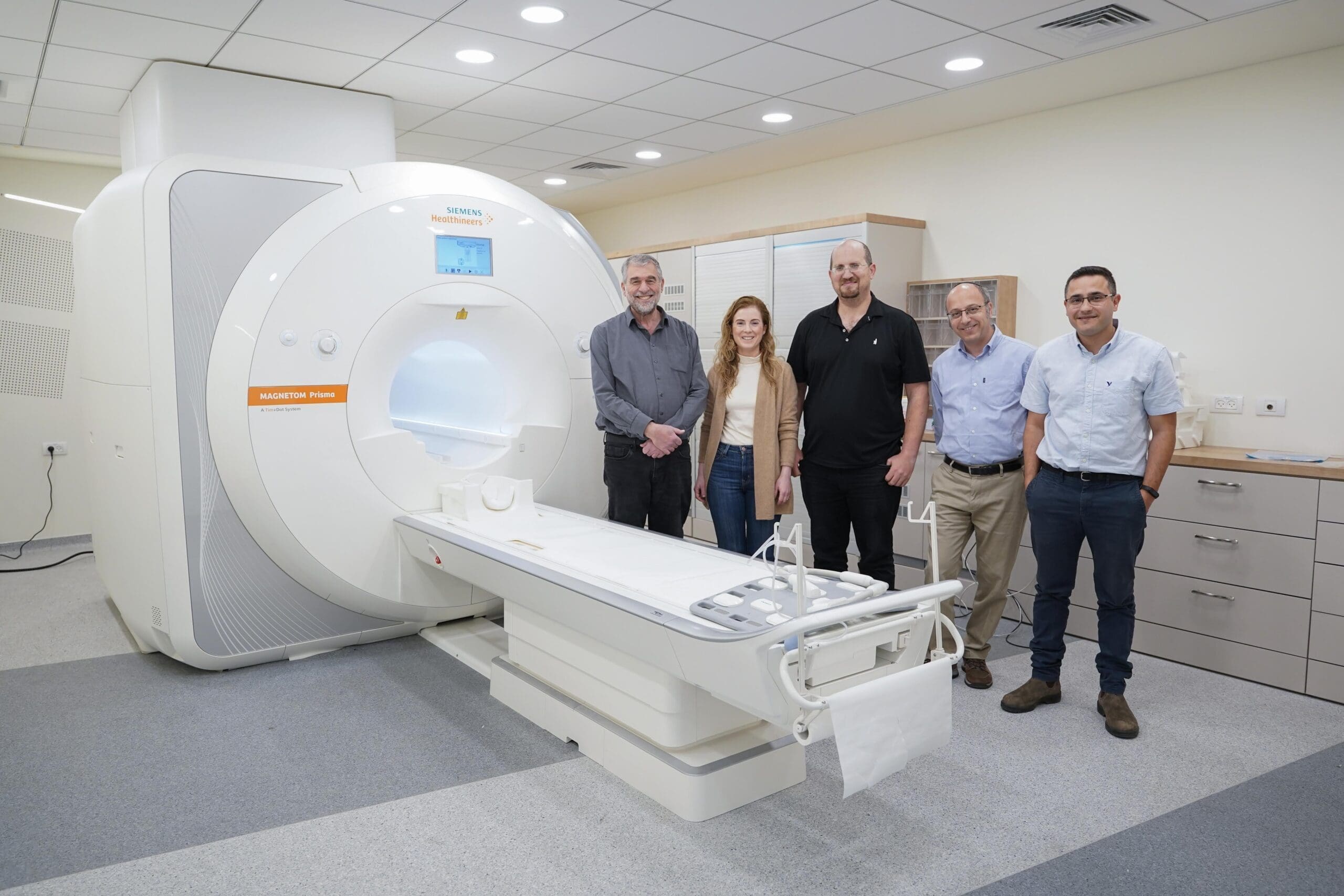 Donors standing in front of an MRI machine at Technion