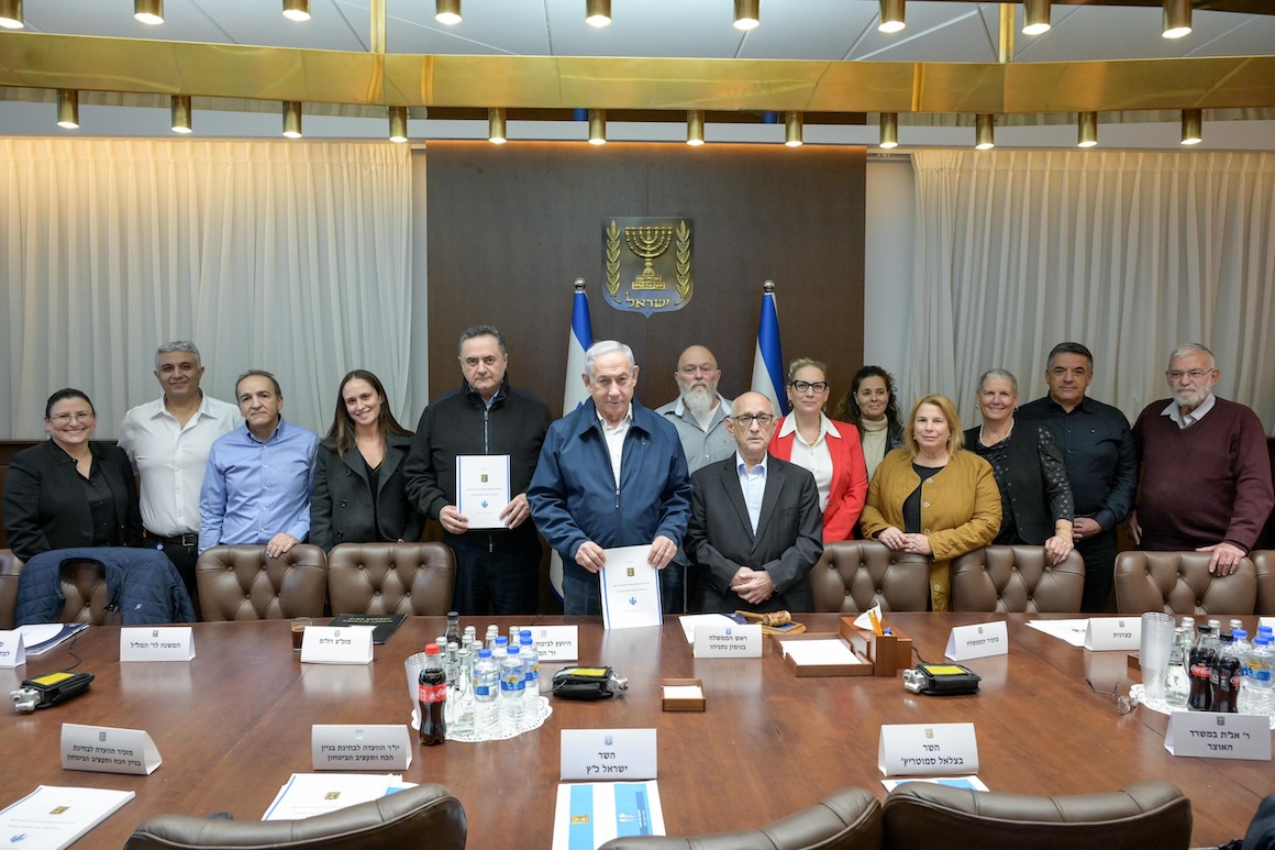 Brig. Gen. Prof. Jacob Nagel and members of the Nagel Committee with Prime Minister Benjamin Netanyahu at the presentation of the report.