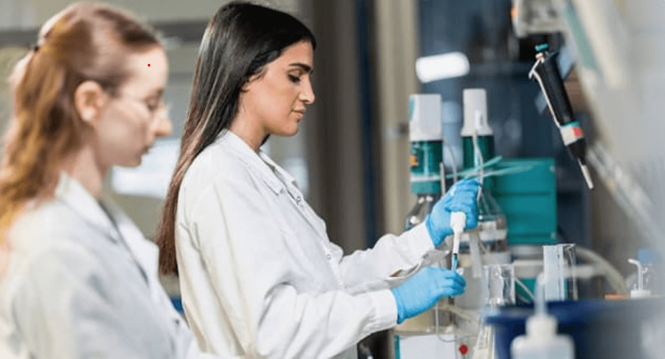 leehen mashiah and technion researcher in the lab | Donate to Support Israel | Technion University