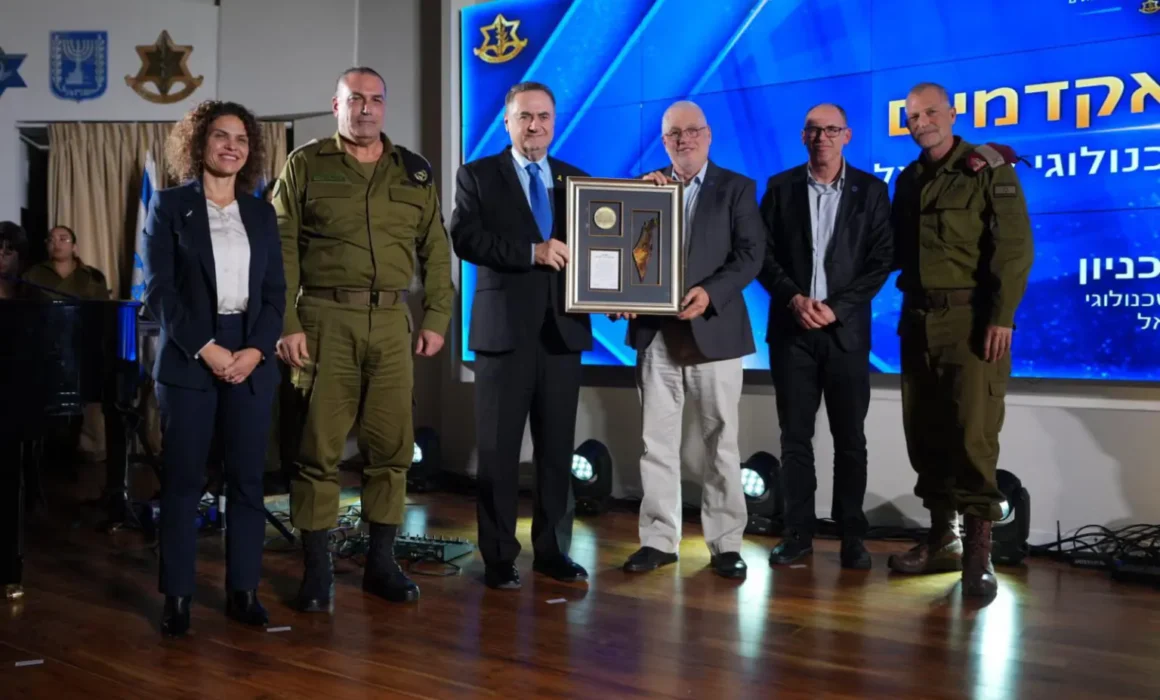 From left to right: CEO of the Council for Higher Education Dr. Maya Lugasi Ben Hamo; the Chief of the General Staff of the IDF Lt. Gen. Eyal Zamir; Defense Minister Israel Katz; Technion President Prof. Uri Sivan; Vice President for Academic Affairs Prof. Oded Rabinovitch; and Chief Reserve Officer Brig. Gen. Benny Ben Ari. (Photo: Elad Malka, Ministry of Defense)