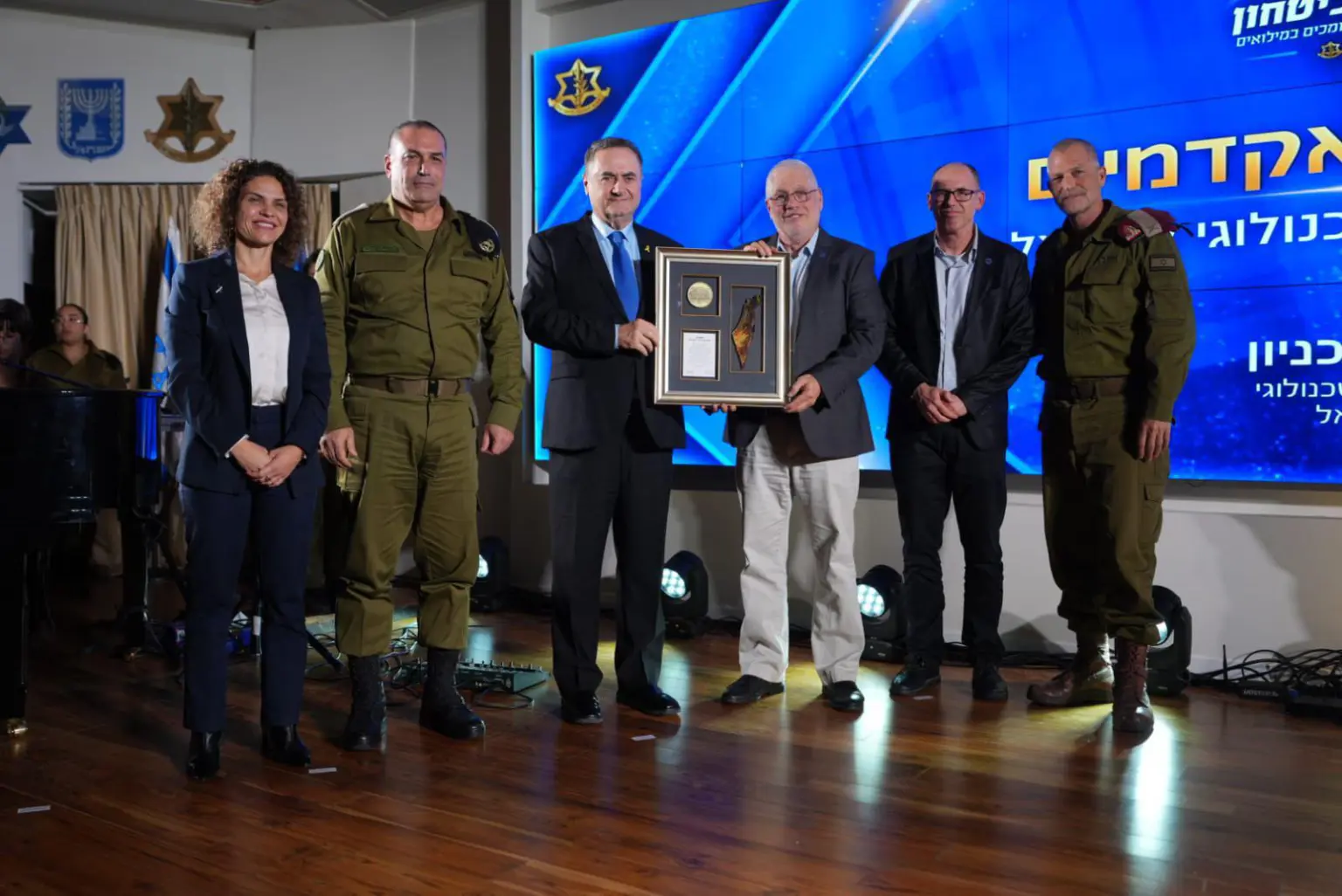 From left to right: CEO of the Council for Higher Education Dr. Maya Lugasi Ben Hamo; the Chief of the General Staff of the IDF Lt. Gen. Eyal Zamir; Defense Minister Israel Katz; Technion President Prof. Uri Sivan; Vice President for Academic Affairs Prof. Oded Rabinovitch; and Chief Reserve Officer Brig. Gen. Benny Ben Ari. (Photo: Elad Malka, Ministry of Defense)